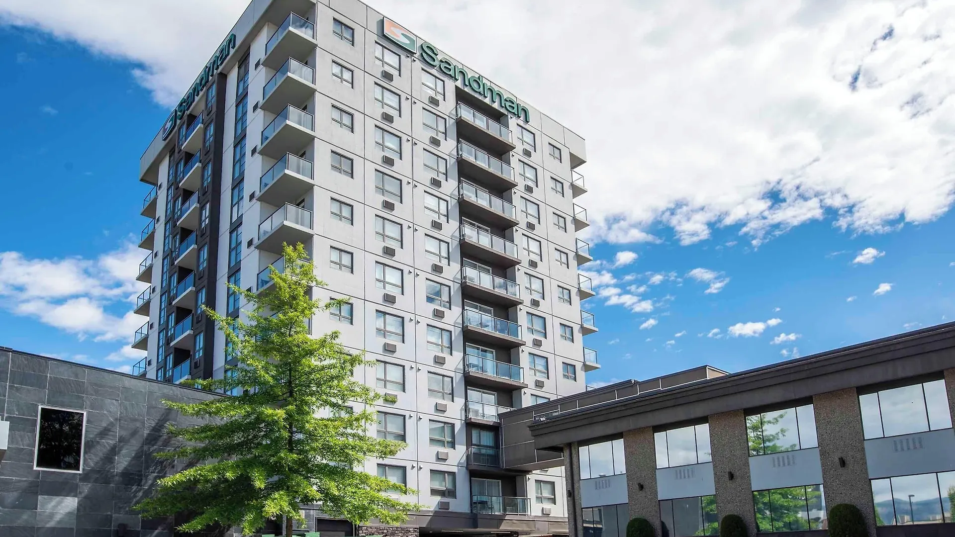4 Family Hotels Close to Summerhill Pyramid Winery, Kelowna